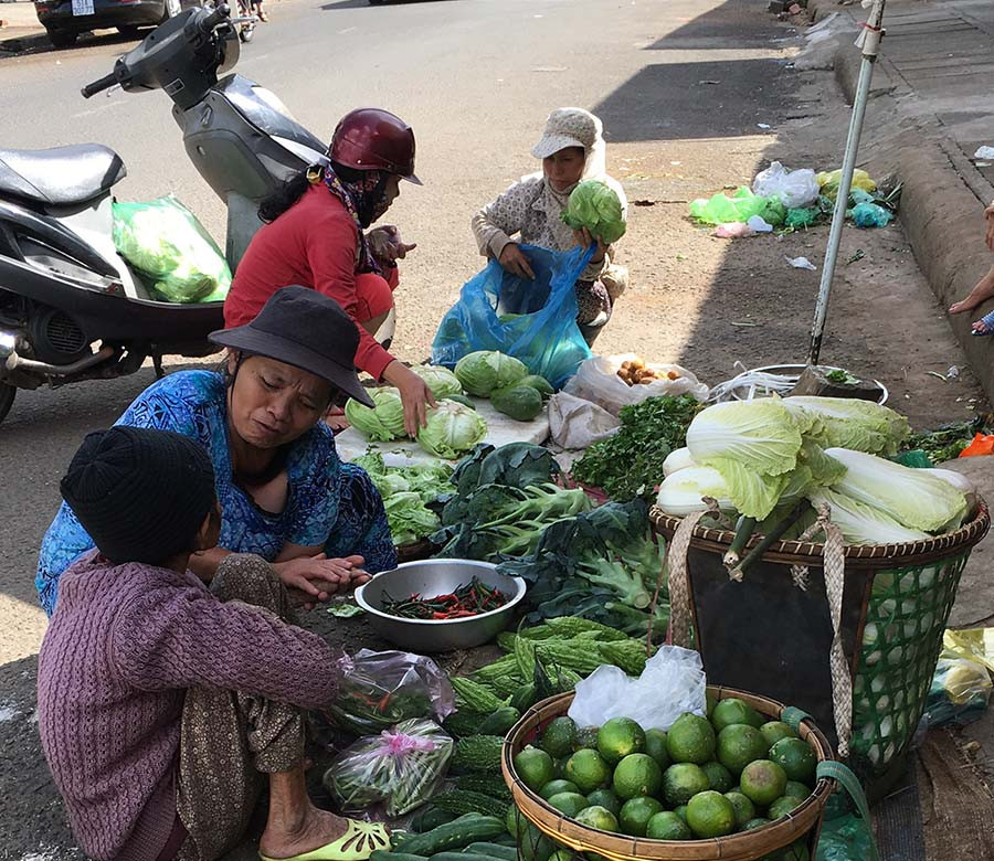 Tiểu thương đã bắt đầu ra chợ bán lại, chủ yếu là hàng rau củ quả. Ảnh: Hà Duy Tiểu thương đã bắt đầu ra chợ bán lại, chủ yếu là hàng rau củ quả. Ảnh: Hà Duy