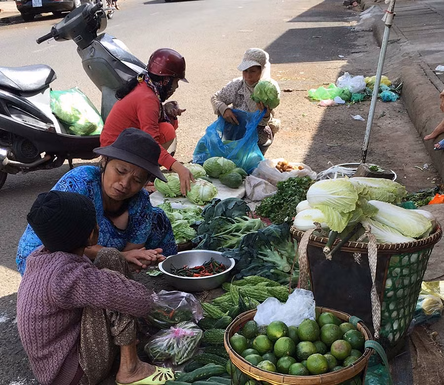  Tiểu thương đã bắt đầu ra chợ bán lại, chủ yếu là hàng rau củ quả. Ảnh: Hà Duy
