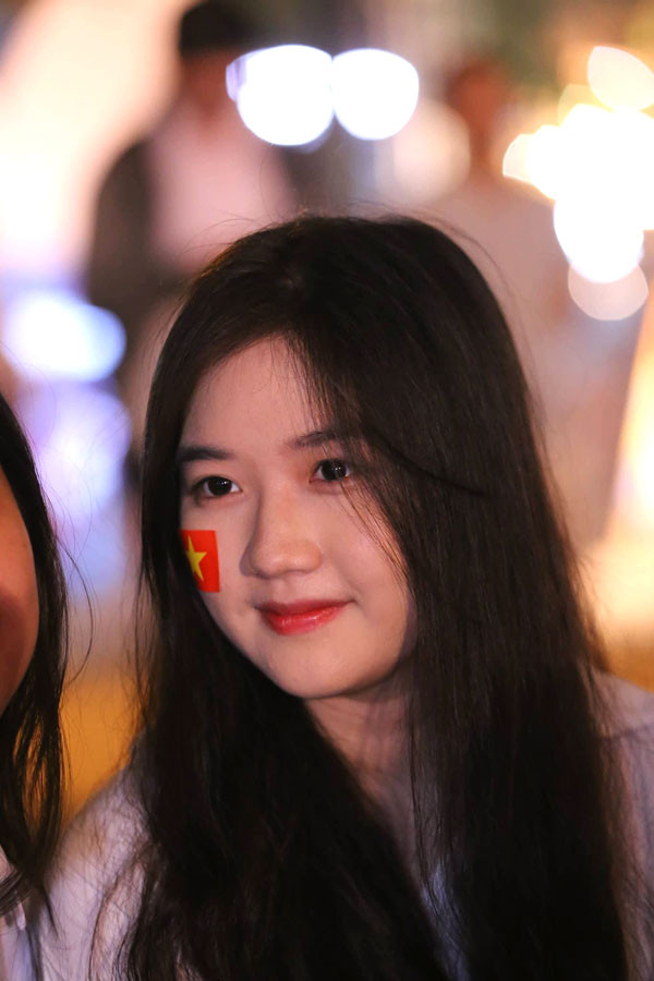 Có khoảng gần 2.000 CĐV trực tiếp có mặt ở sân nhưng tại quê nhà, lượng CĐV gấp nhiều lần đổ ra đường để cổ vũ thầy trò HLV Park Hang-seo.