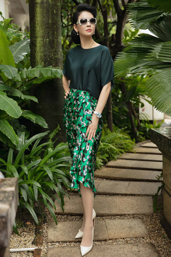 Thủy Hương hoàn thiện vẻ ngoài bằng giày mũi nhọn và đồng hồ ton-sur-ton trắng.