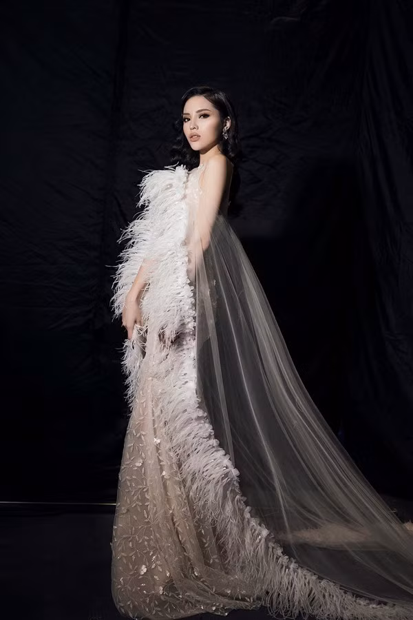 Kỳ Duyên tỏ ra vượt trội về số lần nắm giữ vị trí vedette trước dàn siêu mẫu đàn chị trong năm qua. (Ảnh: NVCC).