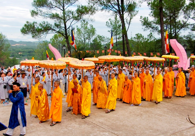 Đây là hoạt động thường kỳ hàng năm do Ban trị sự Giáo hội Việt Nam tỉnh Thừa Thiên Huế tổ chức. Mở đầu là nghi thức cung thỉnh chư tôn thiền đức là trụ trì các chùa trên địa bàn tỉnh về tham gia lễ hội. 