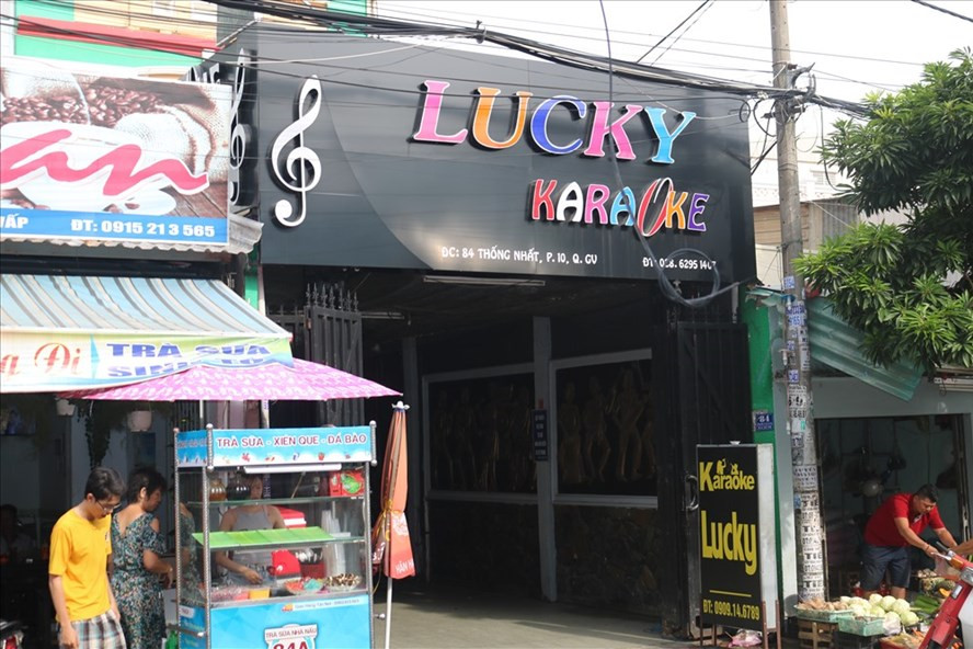 Quán karaoke Lucky, nơi hơn 40 đối tượng trẻ tuổi tham gia tiệc sinh nhật bằng ma túy. Ảnh H.C Quán karaoke Lucky, nơi hơn 40 đối tượng trẻ tuổi tham gia tiệc sinh nhật bằng ma túy. Ảnh H.C