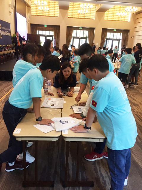 Học sinh Viet Nam làm bài thi đồng đội Học sinh Viet Nam làm bài thi đồng đội