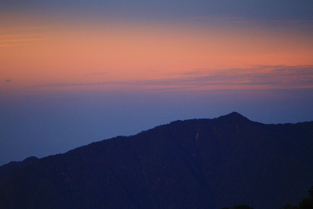 Đỉnh núi tối dần dưới ánh sáng hoàng hôn tắt