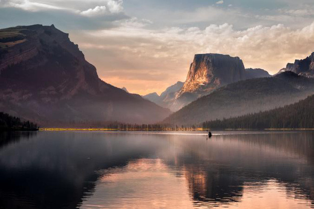 "Tôi đi đến hồ ở Wyoming vào khoảng 4 giờ sáng để hi vọng bắt được cảnh bình minh. Một đám sương mờ đang bay lên từ mặt nước hồ ấm áp. Mặc dù nhiệt độ lạnh, một người chèo thuyền kayak đã có mặt ở đây. Sự hiện diện của anh khiến bức ảnh của tôi trở nên sinh động hơn." - Ron R.