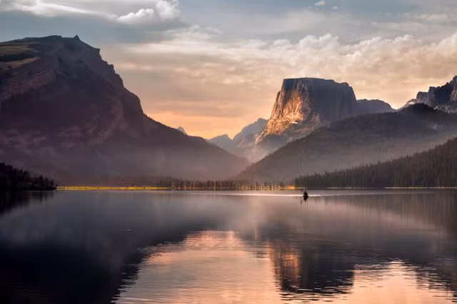 "Tôi đi đến hồ ở Wyoming vào khoảng 4 giờ sáng để hi vọng bắt được cảnh bình minh. Một đám sương mờ đang bay lên từ mặt nước hồ ấm áp. Mặc dù nhiệt độ lạnh, một người chèo thuyền kayak đã có mặt ở đây. Sự hiện diện của anh khiến bức ảnh của tôi trở nên sinh động hơn." - Ron R.