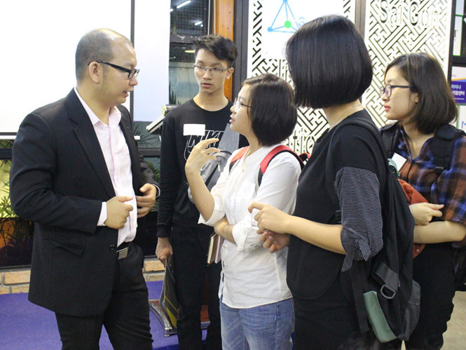 Bạn trẻ quan tâm đến các bí quyết thành công tại buổi hội thảo