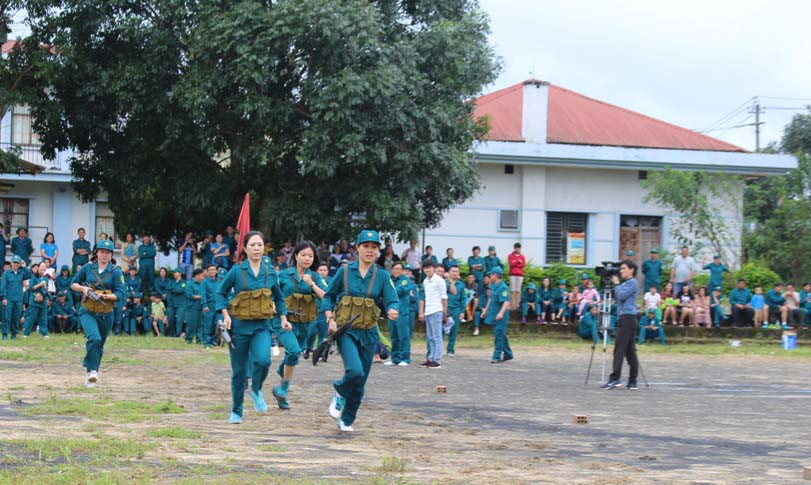 Các vận động viên nữ tham gia chạy bền vũ trang. Ảnh: Phan Lài Các vận động viên nữ tham gia chạy bền vũ trang. Ảnh: Phan Lài