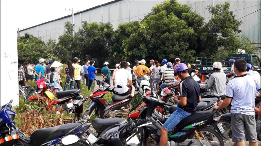 Khu vực phát hiện thi thể người đàn ông trên cổ có quấn dây điện. Khu vực phát hiện thi thể người đàn ông trên cổ có quấn dây điện.