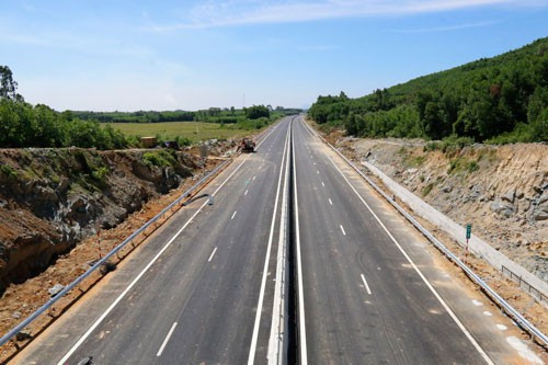 Nhiều đoạn trên tuyến cao tốc Đà Nẵng - Quảng Ngãi chưa được lắp đặt rào chắn