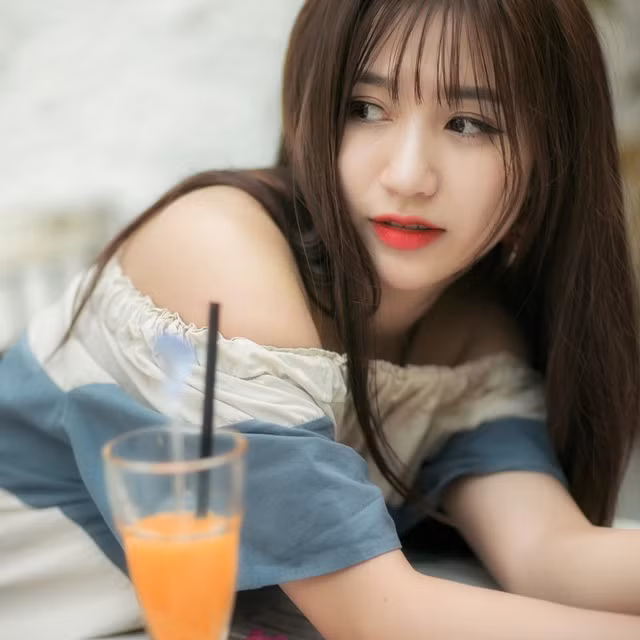 Nụ cười nhẹ nhàng, đôi mắt to tròn, trong sáng khiến người đối diện không thể rời mắt là điểm cộng lớn nhất cho Ngọc Trâm. Cô được mọi người nhận xét là người hòa đồng, luôn lắng nghe và quan tâm chân thành đến người khác, có lẽ vì thế nên Ngọc Trâm “được lòng” những người xung quanh.