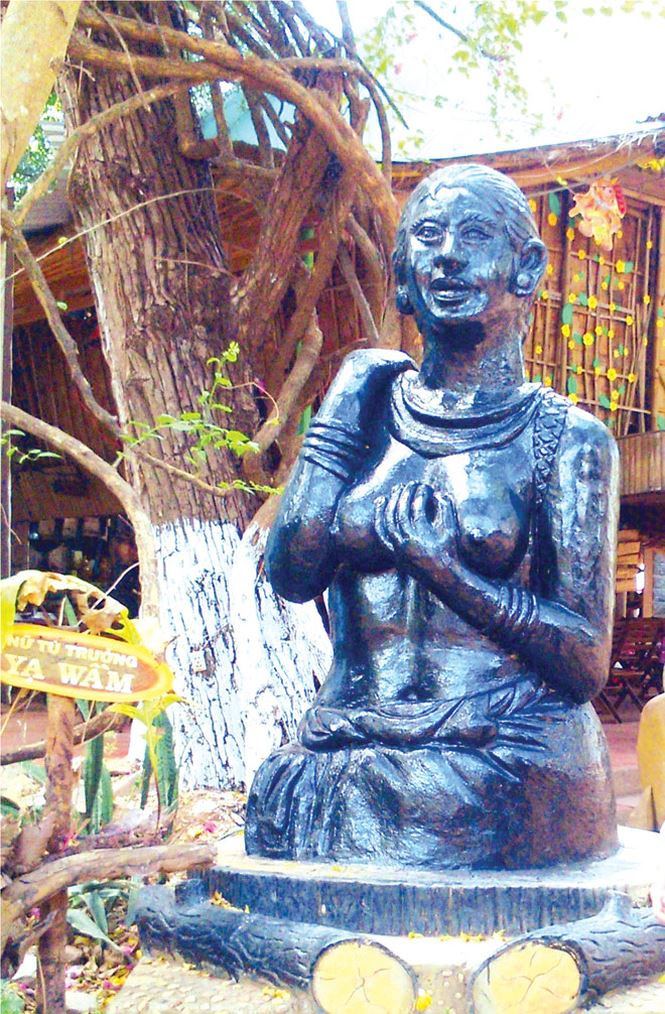 Tượng nữ tù trưởng Ya Wâm. Tượng nữ tù trưởng Ya Wâm.