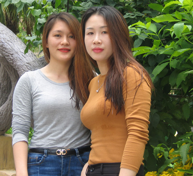 Tiên cá Lê Thị Quan (trái) và Trần Thị Tuyết ngoài đời