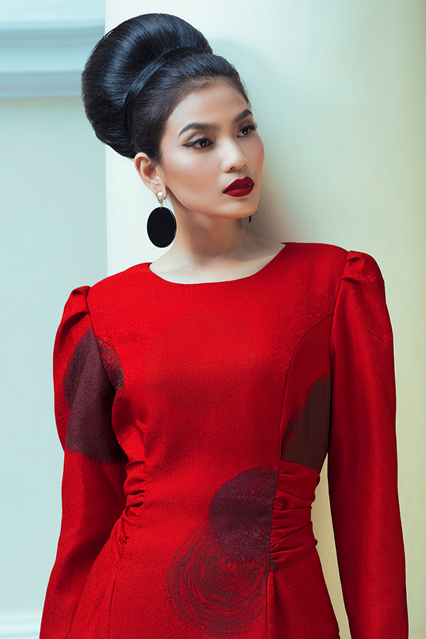 Họa tiết xuyên suốt là các chấm bi được cách điệu, hình ảnh các quân cờ domino nhảy múa như trong điệu valse. Họa tiết xuyên suốt là các chấm bi được cách điệu, hình ảnh các quân cờ domino nhảy múa như trong điệu valse.