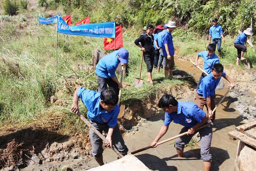  Đoàn viên thanh niên khơi thông dòng chảy kênh mương. Ảnh: P.L