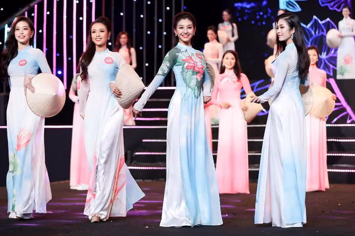  Những bước đi uyển chuyển cùng thần thái rạng rỡ tất cả đã tạo nên tổng thể tiết mục biểu diễn “mãn nhãn” gửi đến khán giả.