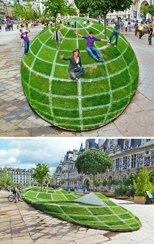 Nếu bạn nhìn vào bãi cỏ này ở một góc nào đó, nó sẽ biến thành một quả địa cầu.