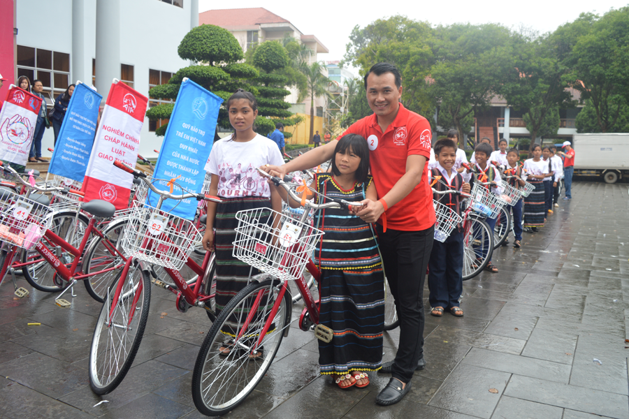 Tặng xe đạp cho học sinh nghèo. Ảnh: Đ.Y