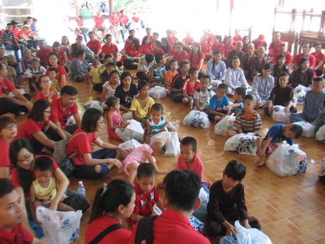 Các em chùa Thanh Sơn lâu lắm rồi mới được nhận quà của các nhà hảo tâm