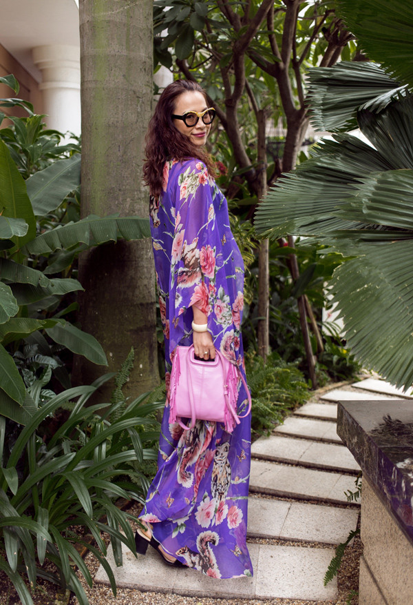 Hoa hậu Việt Nam 1998 Ngọc Khánh rực rỡ với đầm tím in họa tiết hoa màu hồng. Bộ cánh phom dài, chất liệu chiffon mềm mỏng khiến mỗi bước chân thêm duyên dáng.