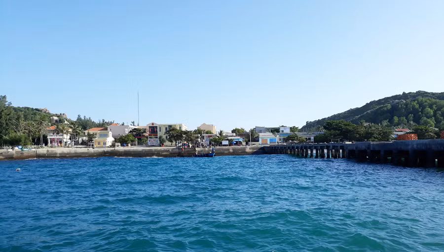 Du khách đi thuyền mất khoảng 2 giờ đồng hồ để đến Củ Lao Xanh. Ảnh: Q.T