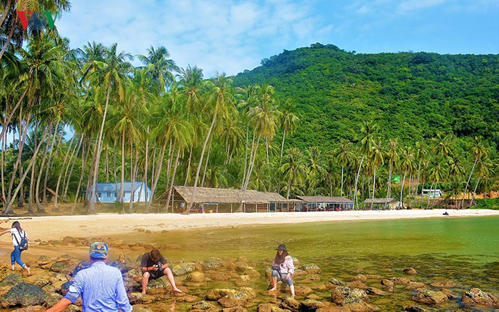 Ghé thăm Bãi Mến, bãi tắm mà nhiều người cho là đẹp nhất của quần đảo.