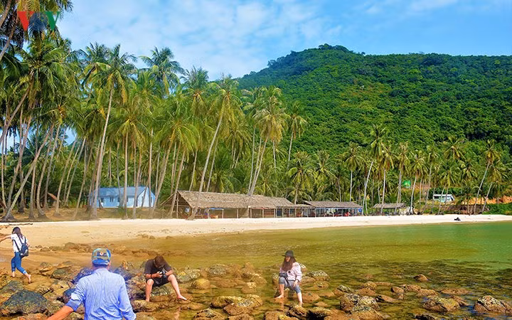 Ghé thăm Bãi Mến, bãi tắm mà nhiều người cho là đẹp nhất của quần đảo.