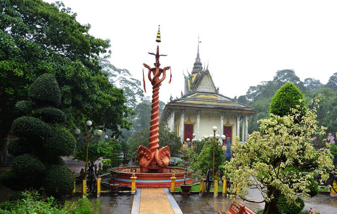 Tháp cột cờ có bộ phù điêu 7 đầu rắn thần Nag