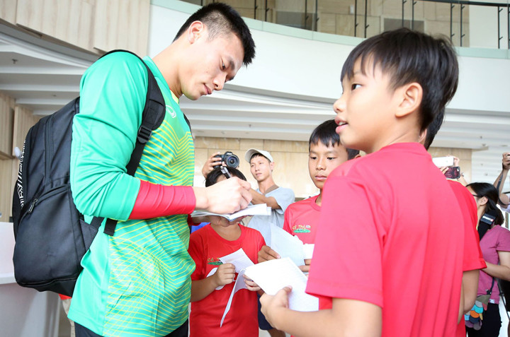 Bùi Tiến Dũng ký tặng các CĐV nhí trước khi đi tập kín cùng đội Việt Nam chiều 15/6. Ảnh: Lâm Thỏa Bùi Tiến Dũng ký tặng các CĐV nhí trước khi đi tập kín cùng đội Việt Nam chiều 15/6. Ảnh: Lâm Thỏa
