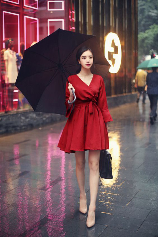 Những chi tiết như chân váy xòe, áo xẻ ngực chữ V cũng được kết hợp cùng nhau để tránh sự nhàm chán cho váy thắt eo.