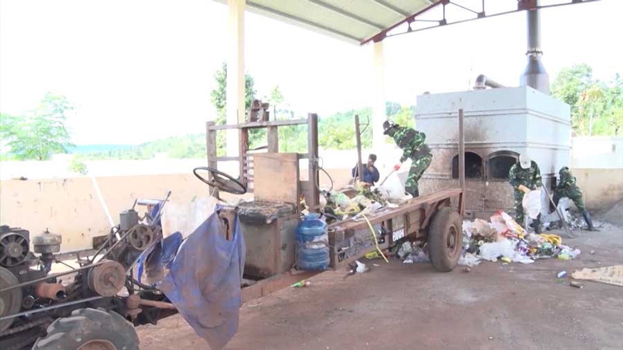  Các thành viên của hợp tác xã đưa rác thải vào lò đốt. Ảnh: P.L