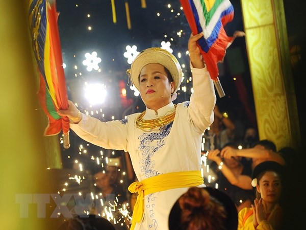 Thanh đồng Đặng Ngọc Anh (Hà Nội) được đề nghị xét tặng danh hiệu Nghệ nhân ưu tú (loại hình tập quán xã hội và tín ngưỡng). (Ảnh: TTXVN) Thanh đồng Đặng Ngọc Anh (Hà Nội) được đề nghị xét tặng danh hiệu Nghệ nhân ưu tú (loại hình tập quán xã hội và tín ngưỡng). (Ảnh: TTXVN)