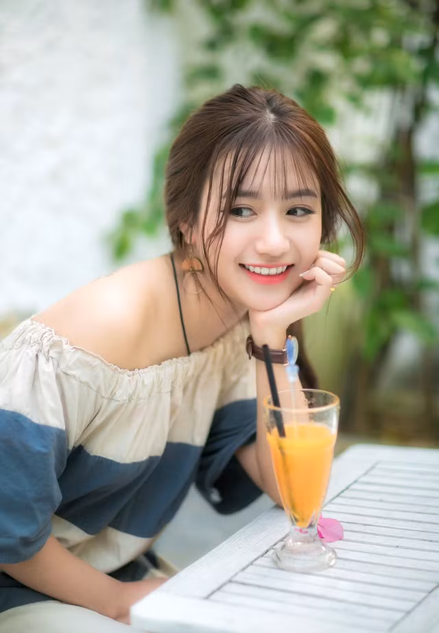 Nếu người ta ví thanh xuân như một cơn mưa rào thì với Ngọc Trâm tuổi trẻ này là những ngày nắng trong veo, cô được làm những gì mình thích, đi đến nơi muốn đến và không cần bận tâm quá nhiều đến những điều khiến cuộc sống mình “kém vui”.