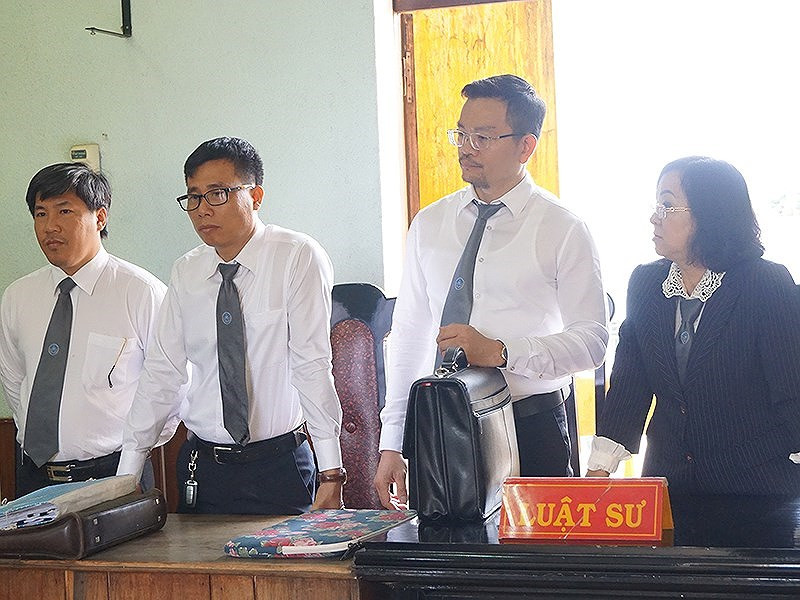 Các luật sư từng bào chữa trong vụ án. Ảnh: NGÂN NGA Các luật sư từng bào chữa trong vụ án. Ảnh: NGÂN NGA