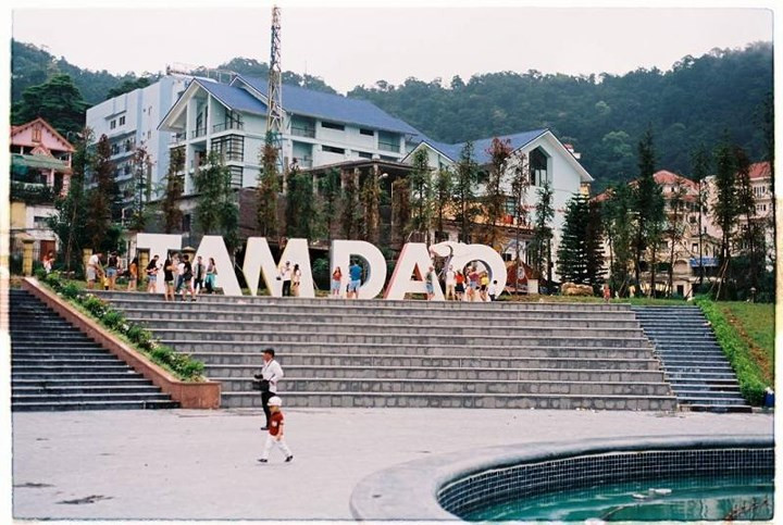 Điểm nhấn của Tam Đảo chính là khu nhà thờ đá và thị trấn. Còn gì tuyệt vời hơn là hưởng tiết trời se lạnh bên những bếp nướng cạnh những con đường của thị trấn này.