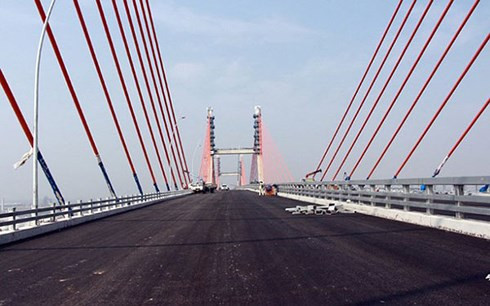  Mặt cầu Bạch Đằng đã được thảm xong.