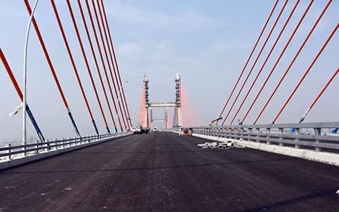  Mặt cầu Bạch Đằng đã được thảm xong.