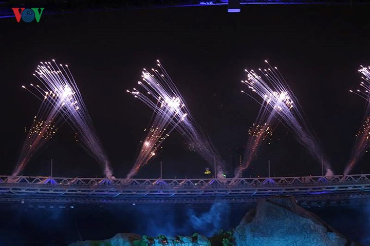 Lễ khai mạc ASIAD 2018 khép lại với màn trình diễn pháo hoa hoành tráng.