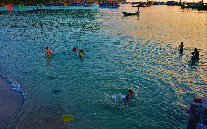 Hòa mình vào dòng nước mát của vùng biển Tây Nam Tổ quốc.