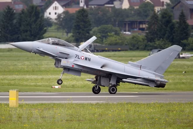 Máy bay chiến đấu Typhoon. (Nguồn: EPA/TTXVN) Máy bay chiến đấu Typhoon. (Nguồn: EPA/TTXVN)