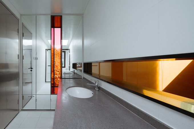 Kệ bếp gần như trống trơn, tất cả đồ dùng đã được cất vào trong tủ gỗ màu cánh gián. Kệ bếp gần như trống trơn, tất cả đồ dùng đã được cất vào trong tủ gỗ màu cánh gián.