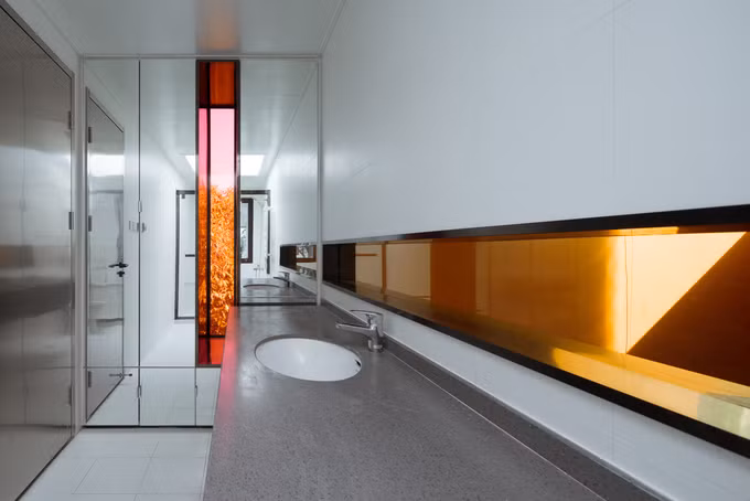 Kệ bếp gần như trống trơn, tất cả đồ dùng đã được cất vào trong tủ gỗ màu cánh gián. Kệ bếp gần như trống trơn, tất cả đồ dùng đã được cất vào trong tủ gỗ màu cánh gián.