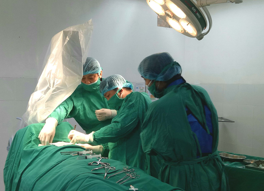 Ê kíp các bác sĩ tiến hành phẫu thuật đặt máy tạo nhịp tim cho bệnh nhân. Ảnh: Như Nguyện Ê kíp các bác sĩ tiến hành phẫu thuật đặt máy tạo nhịp tim cho bệnh nhân. Ảnh: Như Nguyện