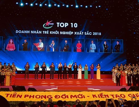 Phó Thủ tướng Vương Đình Huệ trao giải cho Top 10 Doanh nhân trẻ khởi nghiệp xuất sắc 2018. (Ảnh: Enternews)