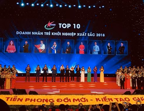 Phó Thủ tướng Vương Đình Huệ trao giải cho Top 10 Doanh nhân trẻ khởi nghiệp xuất sắc 2018. (Ảnh: Enternews)