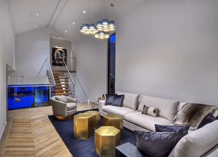  Tầng hai là khu vực riêng tư của các thành viên, ở đây ngoài phòng ngủ, nhà tắm còn có một khu vực sinh hoạt và giải trí đặt ở trung tâm, gần cầu thang.