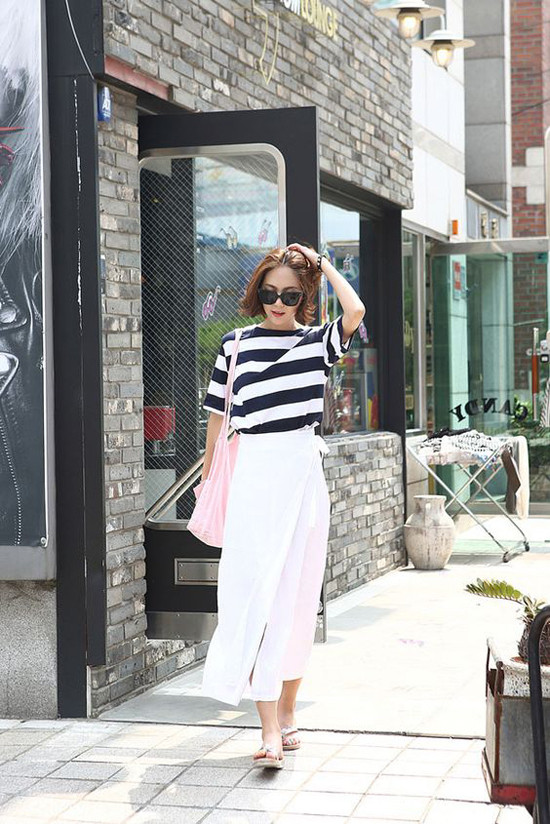 Chân váy là trang phục thông dụng và không quá khó để kết hợp với các kiểu áo sơ mi, blouse, hai dây và crop top.  Chân váy là trang phục thông dụng và không quá khó để kết hợp với các kiểu áo sơ mi, blouse, hai dây và crop top.
