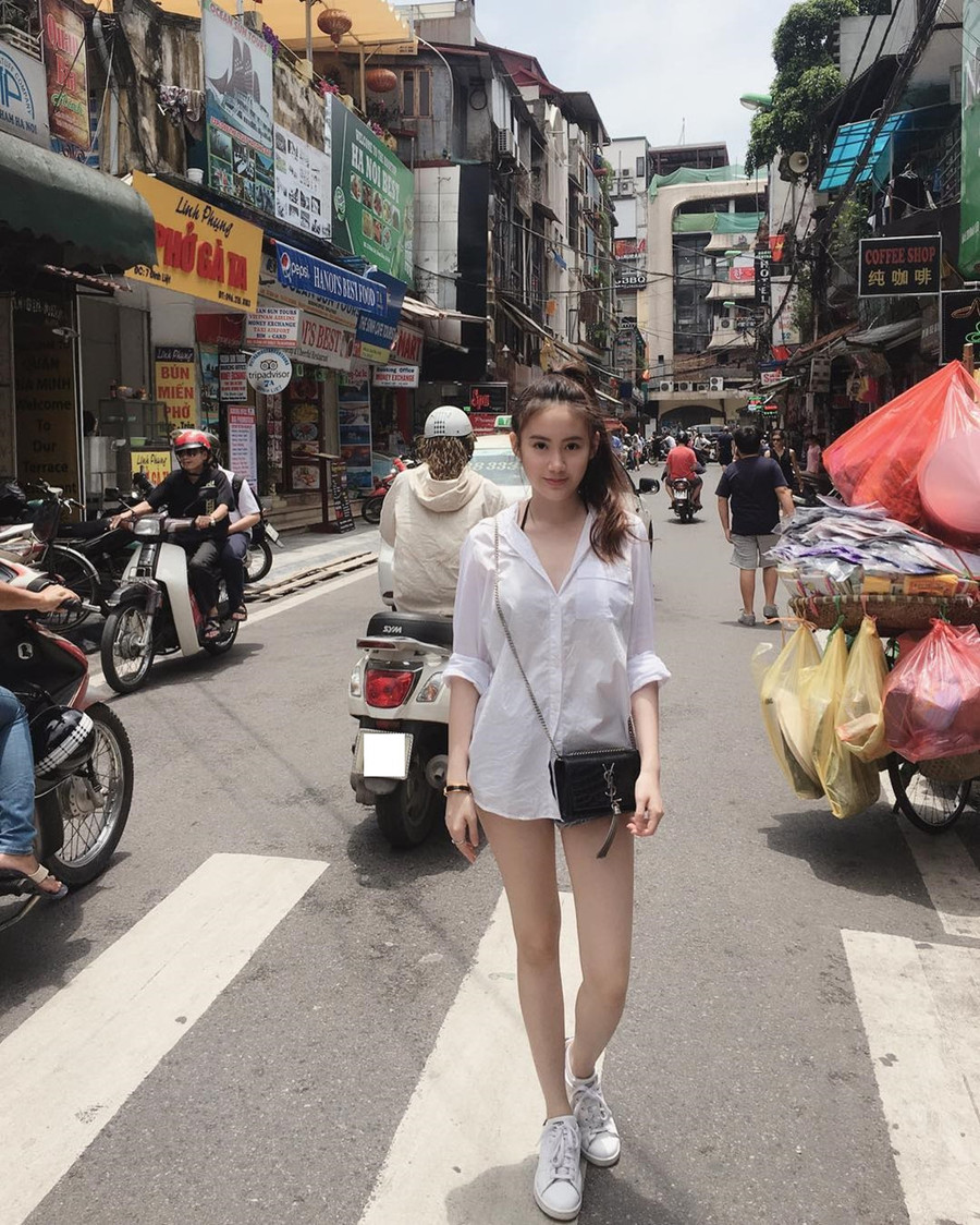 Trước đó, em gái nổi tiếng của Ketmany là Phoiphailin Sivilay (21 tuổi, nickname Chichi) cũng từng nhiều lần khoe ảnh chụp tại Việt Nam. Địa điểm yêu thích của Chichi mỗi khi về nước là phố cổ. Cô thường diện trang phục đơn giản nhưng vẫn nổi bật mỗi lần về thăm quê. Trước đó, em gái nổi tiếng của Ketmany là Phoiphailin Sivilay (21 tuổi, nickname Chichi) cũng từng nhiều lần khoe ảnh chụp tại Việt Nam. Địa điểm yêu thích của Chichi mỗi khi về nước là phố cổ. Cô thường diện trang phục đơn giản nhưng vẫn nổi bật mỗi lần về thăm quê.