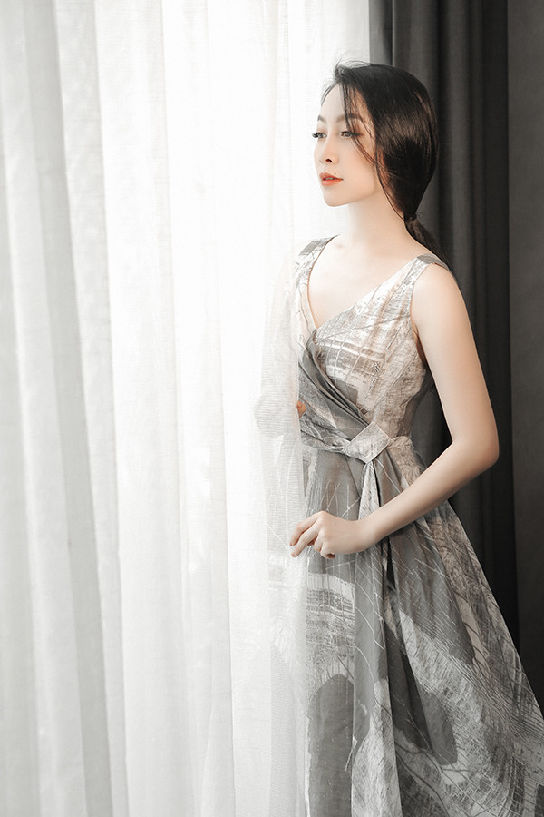 Bộ ảnh được thực hiện với sự hỗ trợ của nhiếp ảnh Kim Bánh Trôi Nước, trang điểm Xi Quân Lê.  Bộ ảnh được thực hiện với sự hỗ trợ của nhiếp ảnh Kim Bánh Trôi Nước, trang điểm Xi Quân Lê.